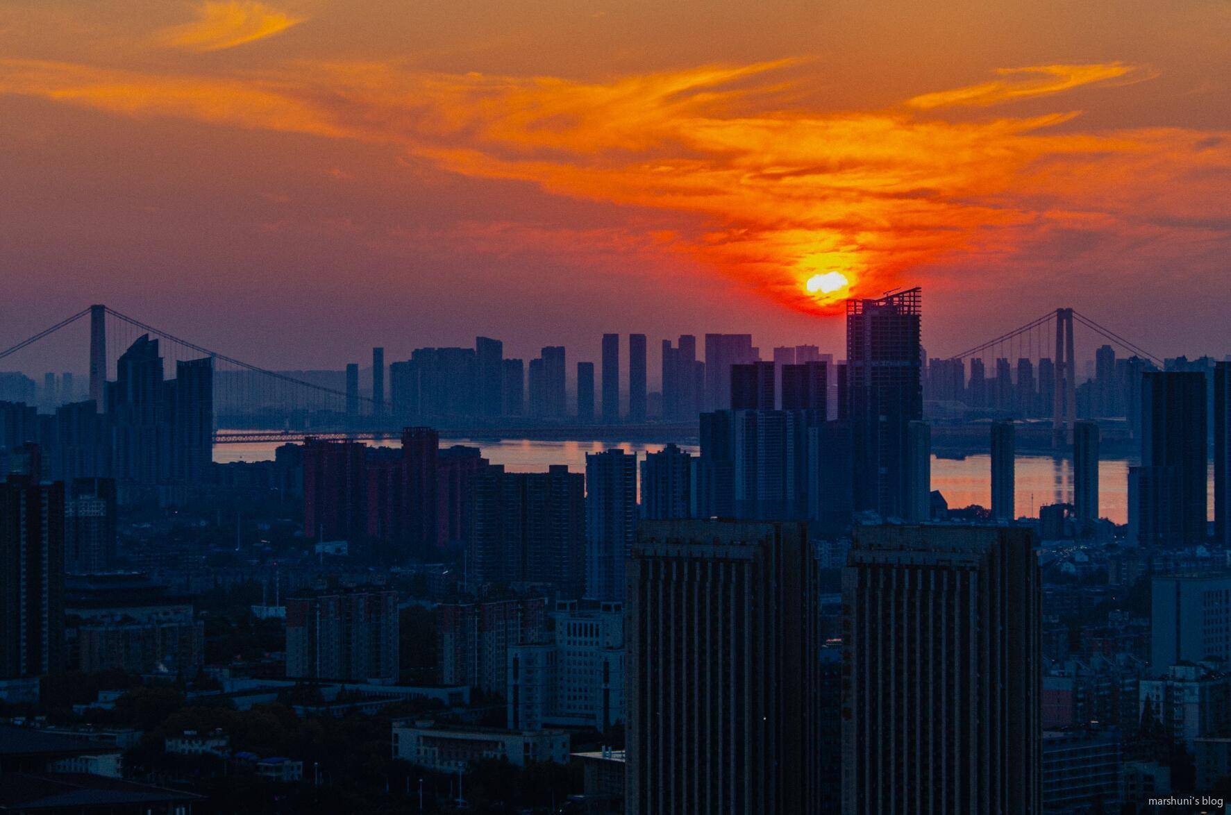 炽烈得好像要点燃一切的落日